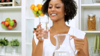 Drinking hot water after dinner and in the morning will help clear the bowels. (Net photo)
