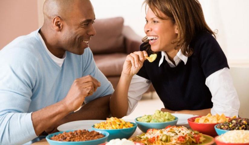 According to experts, eating helps the body regain lost energy. However, the meals should not be so close to each other. (Net photo)