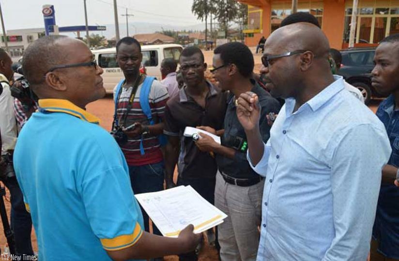 Habimana, the proprietor of Rosty Club (R) explains to media and RRA officials  why they have not been using the EBM. (Michael Nkurunziza)