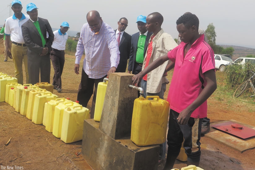 Musoni (middle)inaugurates the water project in Rwempasha sector last week. (Theogu00e8ne Nsengimana)