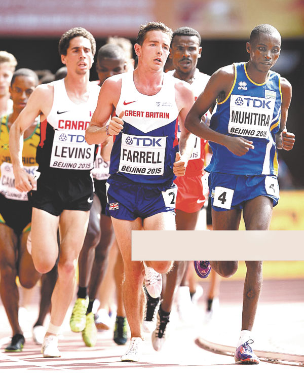 Muhitira (R) competes in the men's 5000m heats at the IAAF World Championships in Beijing yesterday. (Net photo)