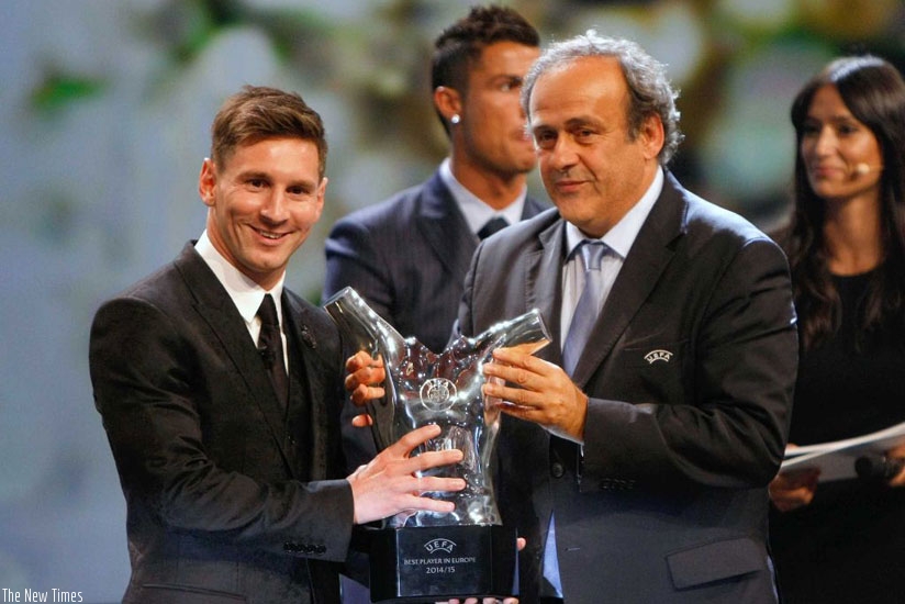 Messi (left) receives his award from Michel Platini. (Internet photo)