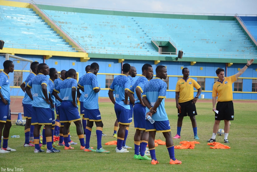 Amavubi coach Jonathan McKinstry (R) and his assistant Vincent Mashami brief the players during a training session at Amahoro stadium. (Sam Ngendahimana)