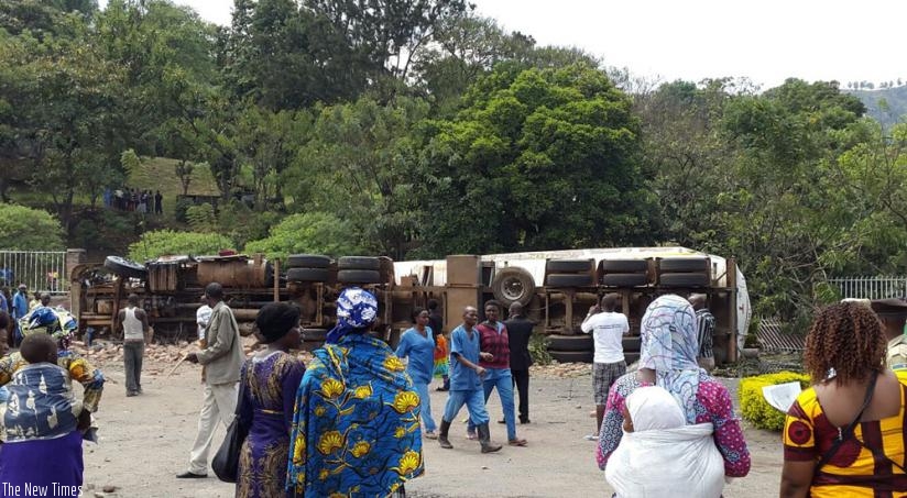 Rubavu residents at the accident scene. (Jean d'Amour  Mbonyinshuti)rn