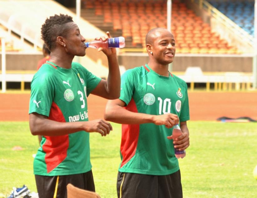 Ghana star players including team captain Asamoah Gyan (L) and in-form striker Dede Andre Ayew cool off during a past training session. (Net photo)