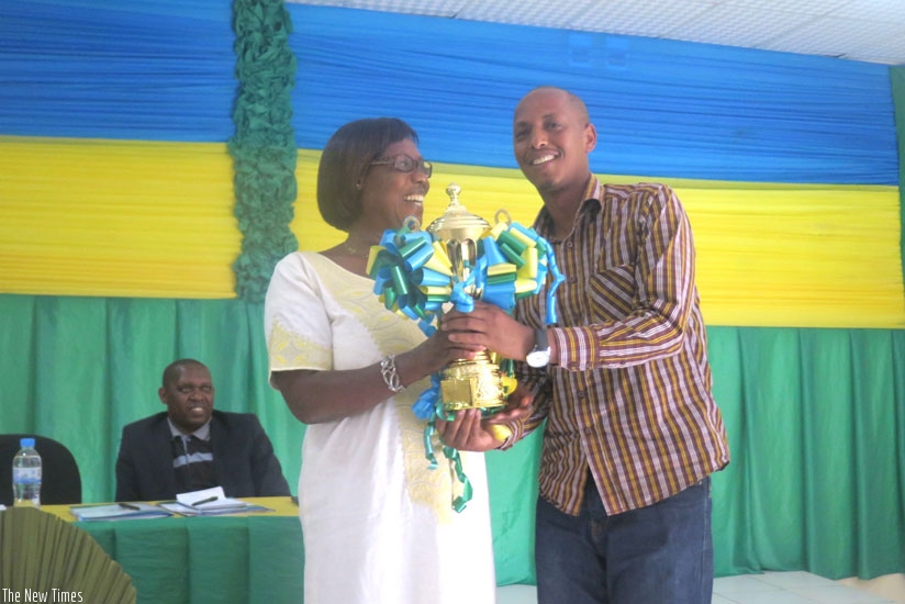 Min. Alvera Mukabaramba awards the best performing sector in Rwamagana District with a trophy. (Stephen Rwembeho)