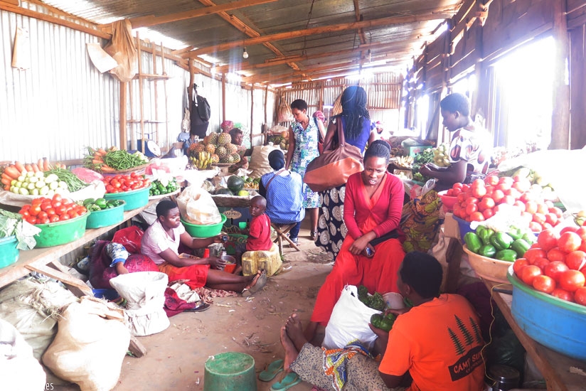Vendors wait for customers in Kimironko Free Market II (File)