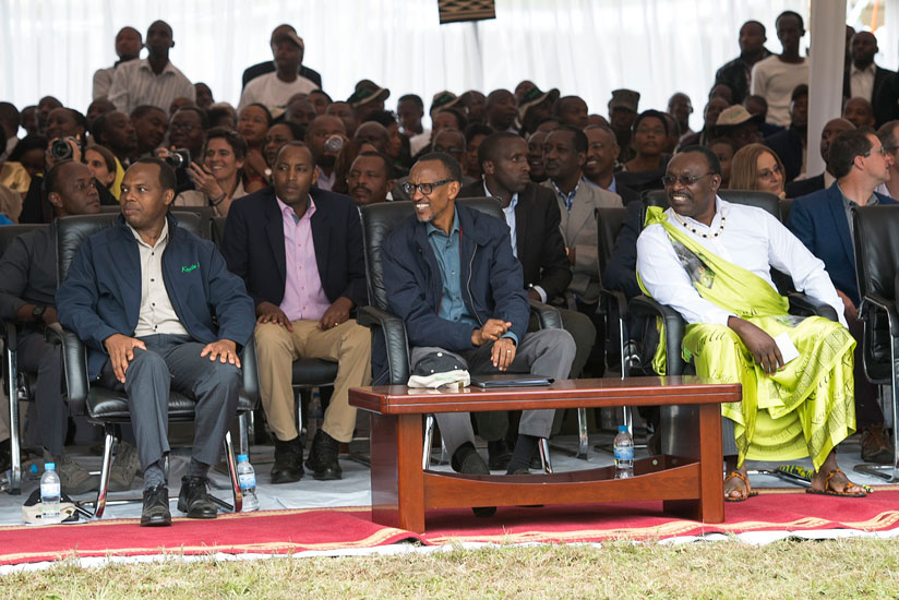 President Kagame, Francis Gatare (L), and the Minister for Trade and Industry, Francios Kanimba (R) during the Kwita-Izina event on Saturday. (Village Urugwiro)