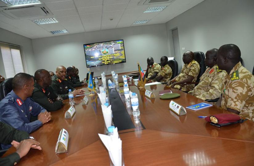 The Rwandan (L) and South Sudanese military top brass during their meeting at the RDF headquarters in Kigali yesterday. (Courtesy)