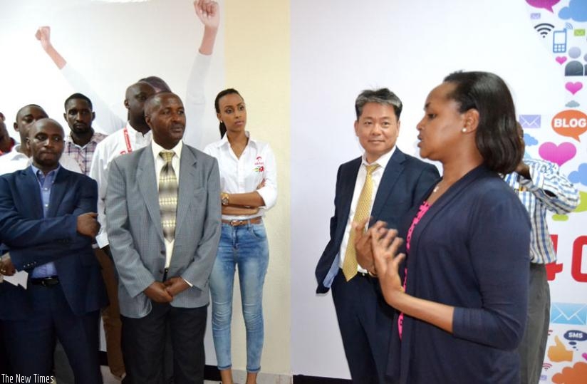Rosemary Mbabazi, the permanent secretary at the Ministry of Youth and ICT, (R) chats with Yoon (2nd R) as other officials look on. (Jean d'Amour Mbonyinshuti)
