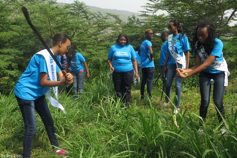 Miss Rwanda 2015, Dorian Kundwa (L) and Miss Lynka Akiwacu (R) were joined by the Mayor of Nyarugenge, Solange Mukasonga (C) (Photo: Stephen Kalimba).