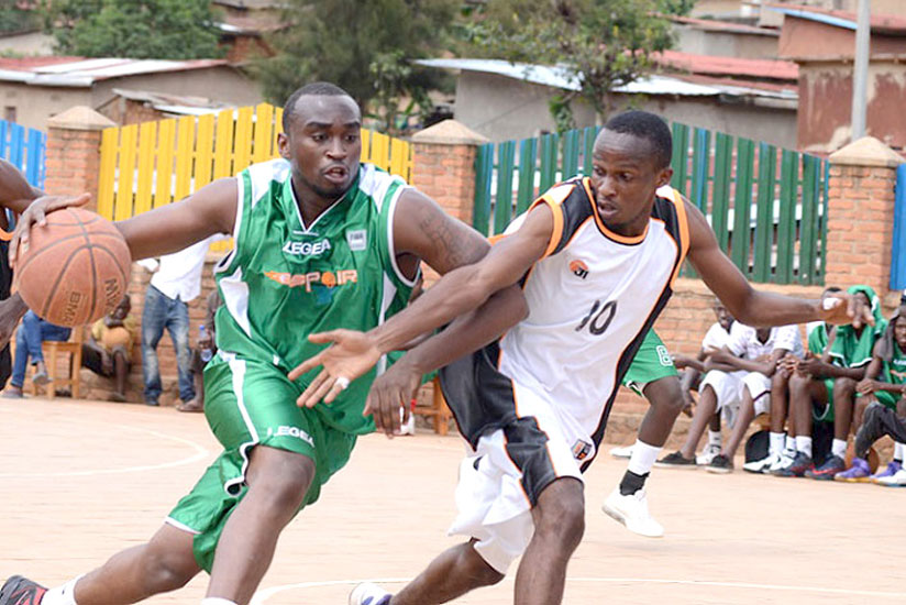 Espoir's Pascal Karekezi (L) takes on APR's  Nesto Manzi in a past match. (File)