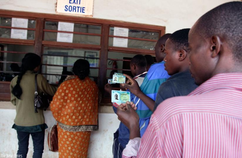 Rwandans travelling to Uganda via Gatuna border use their National Identity cards. (File)