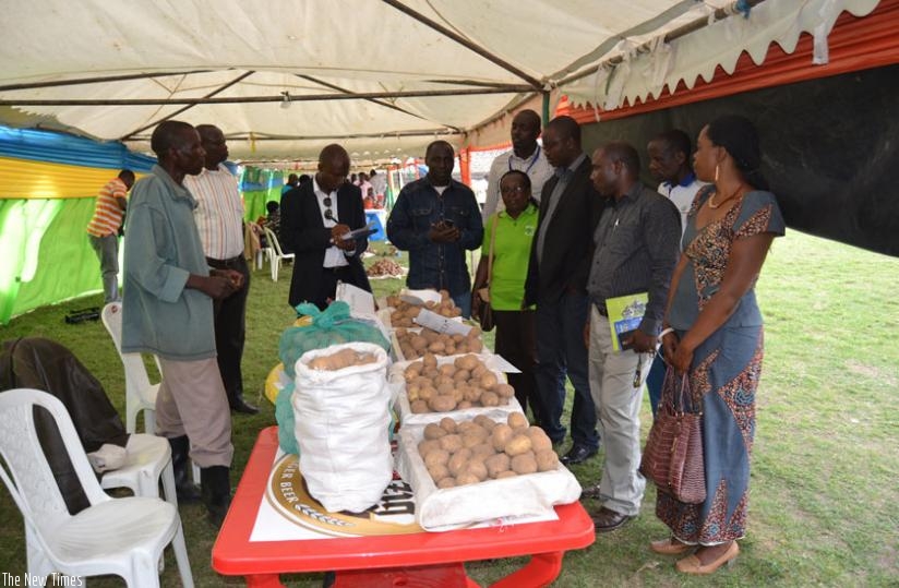 A seed multiplier explains the process they go through to get quality seeds during the expo last week. (Jean dAmour Mbonyinshuti)