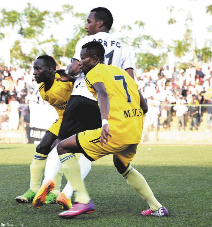 APR's Patrick Sibomana is sandwiched by two Mukura defenders during their league match last Wednesday. Mukura won 2-0 before defeating Rwamagana City 2-1 on Saturday. rn(Sam. Ngendahimana)
