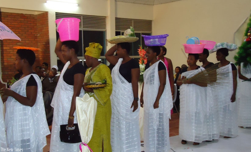 Guests lining up to bestow assorted household goods upon the couple. (Internet)