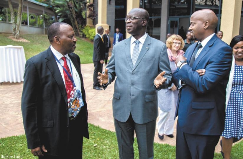 Prime Minister Anastase Murekezi (C) chats with Clement Mshana, acting president of South African Broadcasting Association (L), and Arthur Asiimwe, the director-general of Rwanda Broadcasting Agency in Kigali yesterday. (Timothy Kisambira)