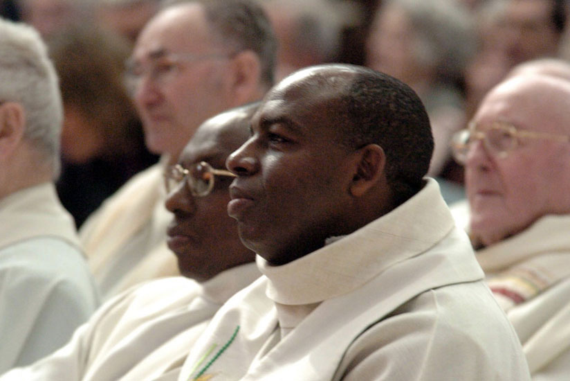 A picture taken on January 29, 2006 shows Rwandan priest Wenceslas Munyeshyaka (C, foreground) attending a mass in Evreux, western France. (Internet photo)