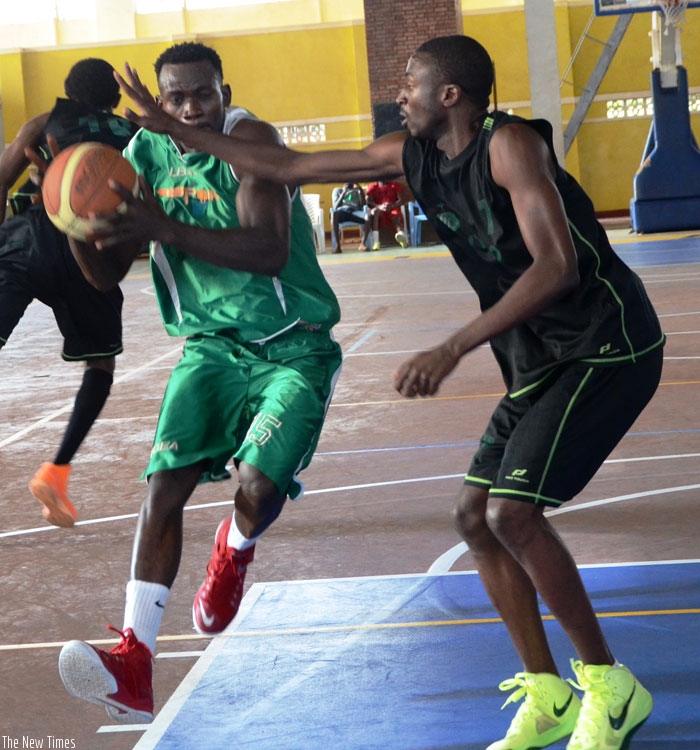 Espoir's power-forward Bienvenue Ngandu (L) tries to go past a Dynamo player during their second group game on Tuesday. (S. Ngendahimana)