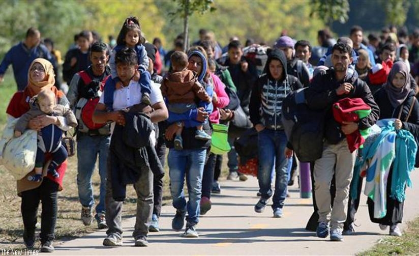 Migrants walk to the border between Hungary and Austria in Hegyeshalom, Hungary, last week. (Net photo)
