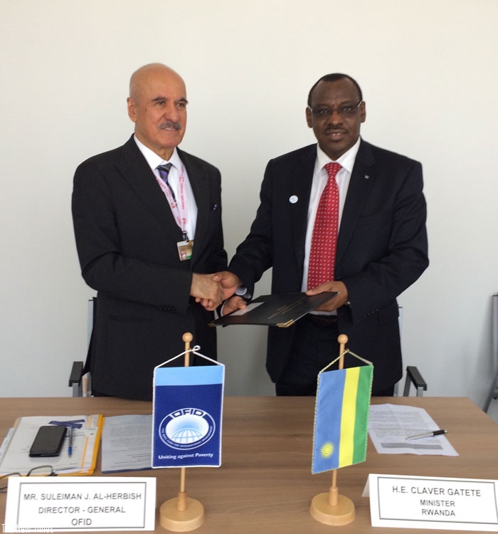 Herbish (R) and Minister Gatete after signing the $15 million loan agreement for the construction of Rukomo-Nyagatare road. (File)