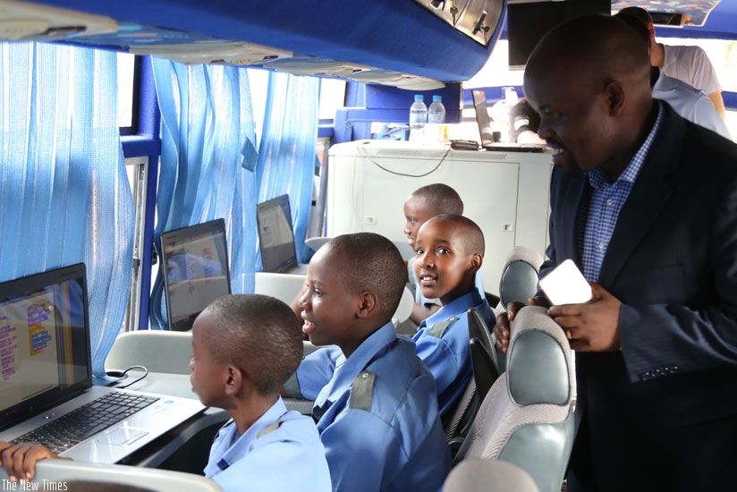 Minister of Youth and ICT Jean-Philbert Nsengimana visits Africa Code Week workshop at EPAK. (Julius Bizimungu)