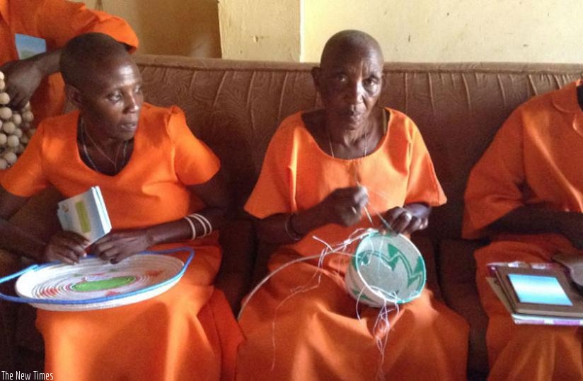 Women inmates engage in weaving. (File)