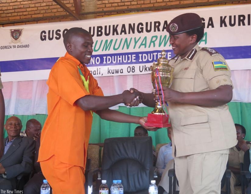 Gahonzire gives an award to the best performing team in the Ndi Umunyarwanda campaign. (Frederic Byumvuhore)