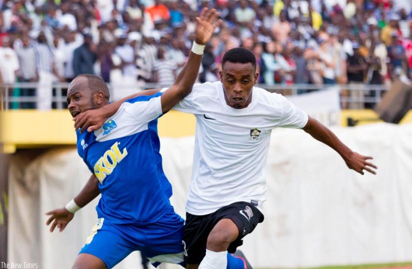 Radjou Niyonkuru of RayonSports (L) takes on  Eric Rutanga of APR. (T.Kisambira)