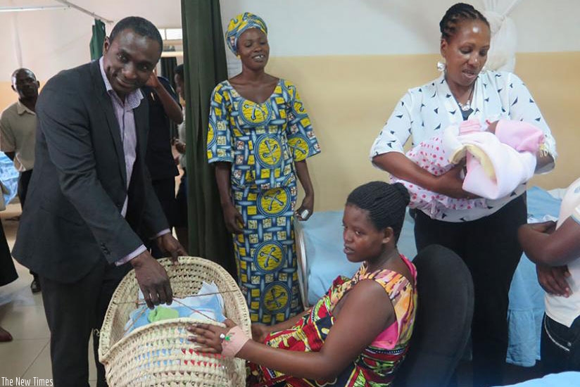 A mother receives a mama kit from a telecom official at Kacyiru Police Hospital last year. (File)