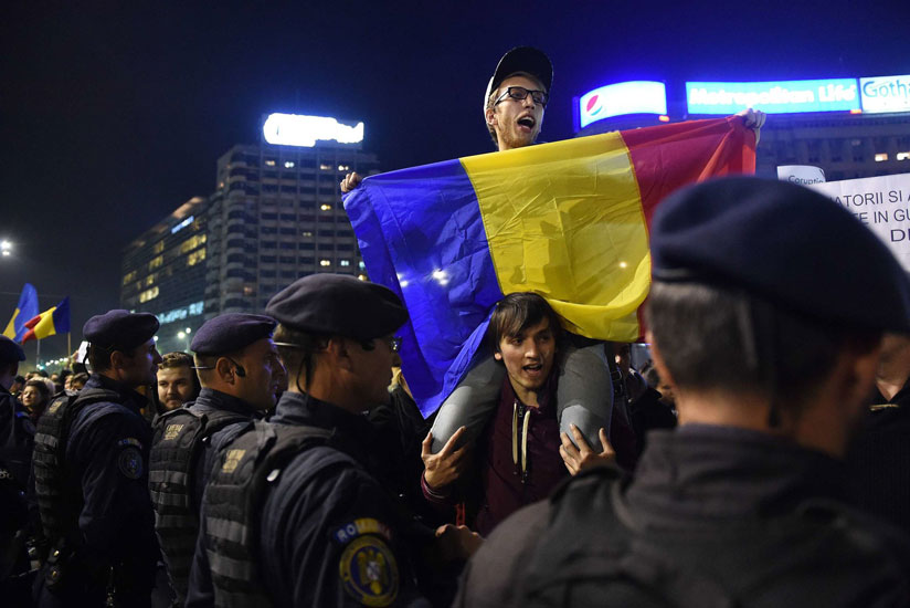Thousands in Bucharest, Romania, demonstrated against the government on Tuesday evening, accusing it of lax oversight that led to a deadly nightclub fire. (Internet photo)