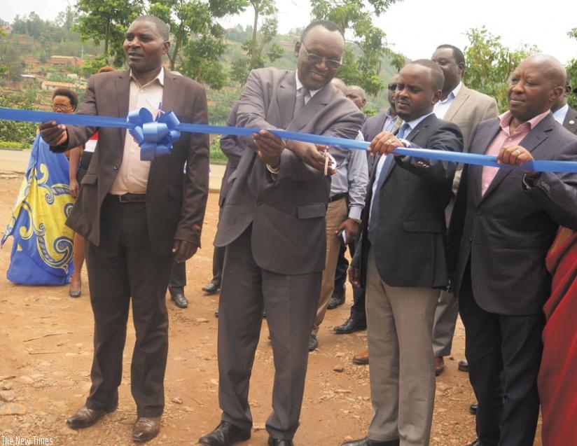 Kanimba (second left) and  Nsanganira cuts ribbon to inaugurate the market at Giticyinyoni in Kigali. Looking on are Jean Serushagu, a farmer from Musanze (left), and Ntazinda. (Theogene Nsengimana)