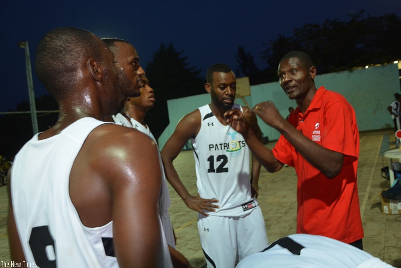 Cyrille Kalima (R), speaks to his players during last season's play-offs game against  APR. (S. Ngendahimana)