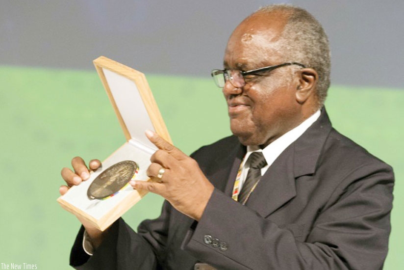 Former Namibian president Hifikepunye Pohamba receives the Ibrahim Prize in Accra, Ghana, last month, becoming the fourth former leader to receive the award. (Net photo)