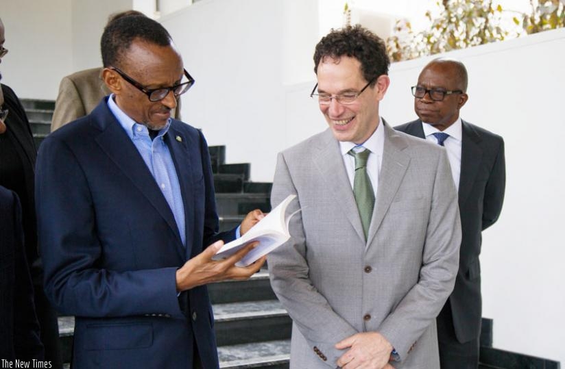 President Kagame chats with Neil Turok, the founder of the African Institute for Mathematical Science, at Village Urugwiro in Kigali yesterday. (Village Urugwiro)