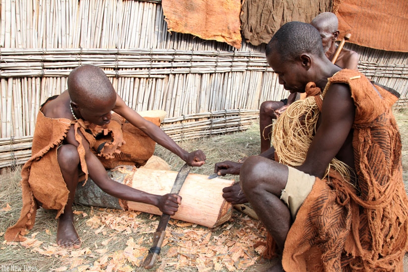 Traditional artists illustrate how bark cloth is extracted from trees at Nyanza Mesuem. (File)