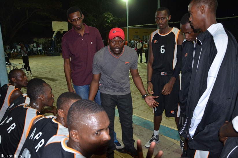 APR Coach Cliff Owuor (C) talks to the players during a league game. The former International is confident his team will get back to winning ways. (S. Ngendahimana)