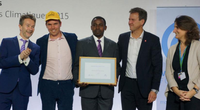 L-R: Nick Nuttall (UNFCCC), Thomas Gottschalk (CEO Mobisol), Jean Paul Ibambe (holding the award and a Mobisol customer), Rene Estermann (CEO myclimate), and Teresa Ribera (Advisory Board Momentum for Change). (Courtesy)