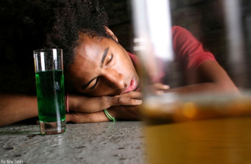 A teenager sleeps after taking alcohol. Such behaviour is common during this period, but we need to celebrate responsibly so as not to endanger our health. (Net photo)