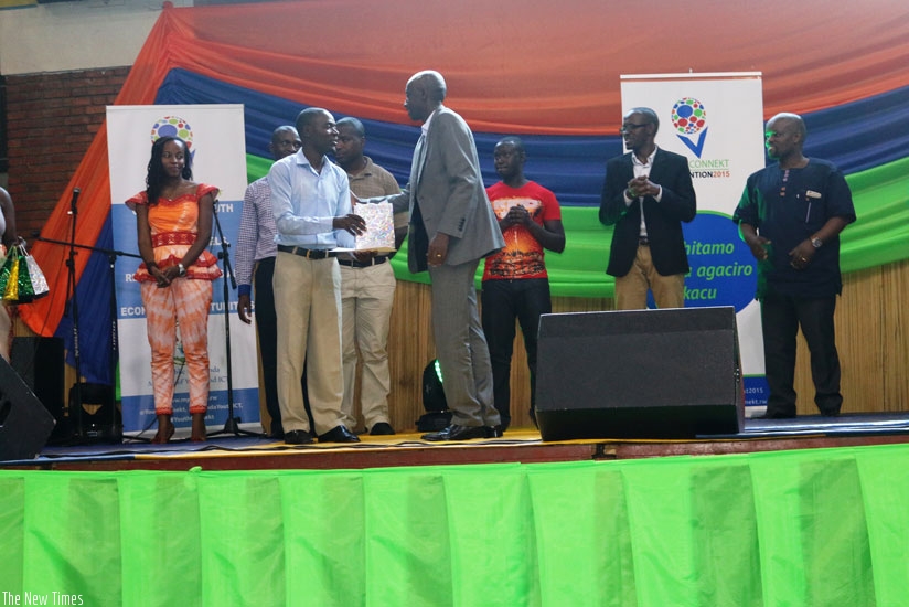 Minister Kaboneka hands over a certificate to one of the winners in Kigali on Sunday. (Julius Bizimungu)rn