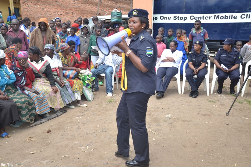 A Police offier sensitises Musanze residents about gender based violence. (Courtesy)