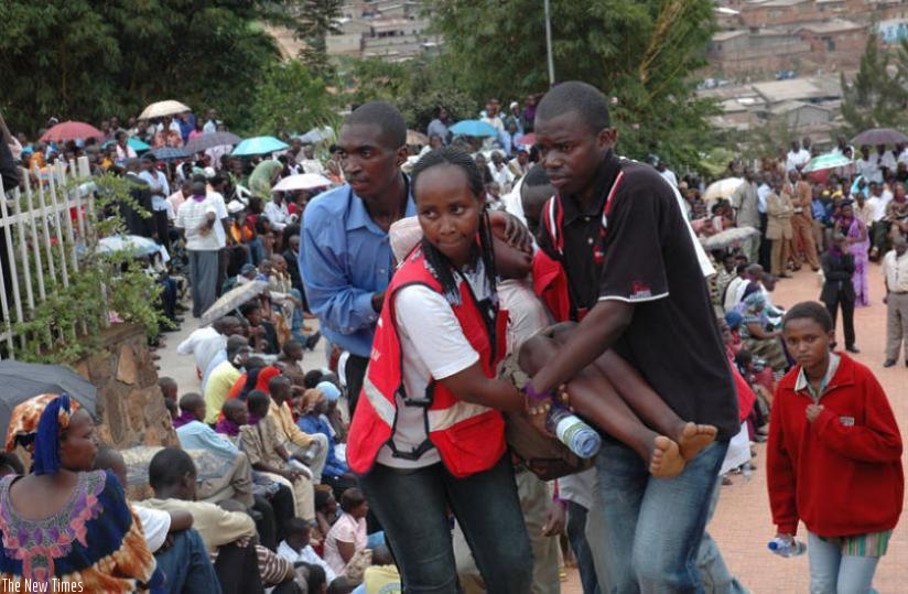 Redcross volunteers carry a traumatised woman during a past Genocide commemoration event. (File)