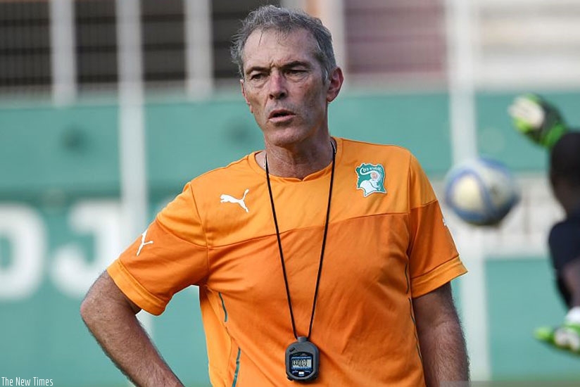 Cote d'Ivoireu2019s French coach Michel Dussuyer supervizes a training session. (Net photo)