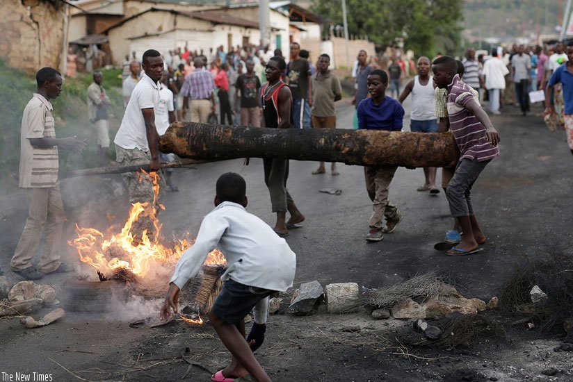 Demonstrators protesting President Pierre Nkurunziza's decision to seek a third term block a road in Bujumbura. Different graphic photos of Burundians who were killed in the month long conflict were shared on social media distressing many people. (Internet photo)