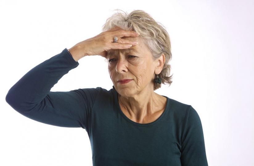 A woman with a sharp headache. Such headaches can sometimes signal a stroke. (Net photo)