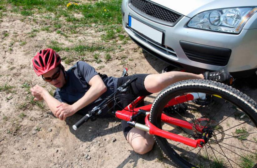 A cyclist knocked by a speeding car.  According to the law, a child who is victim of an accident shall be compensated.  (Net photo)