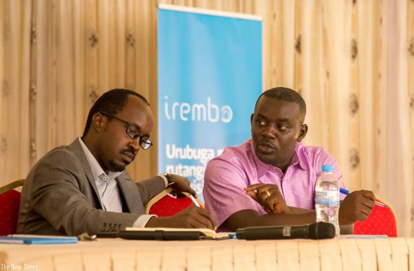 Mberabahizi (R) chats with Uwajeneza during Irembo platform meeting in Kigali, yesterday. (Doreen Umutesi)