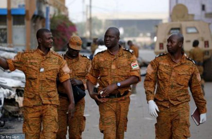 Burkinabe soldiers walk outside the Splendid Hotel in Ouagadougou, Burkina Faso on January rn17. (Net photo)
