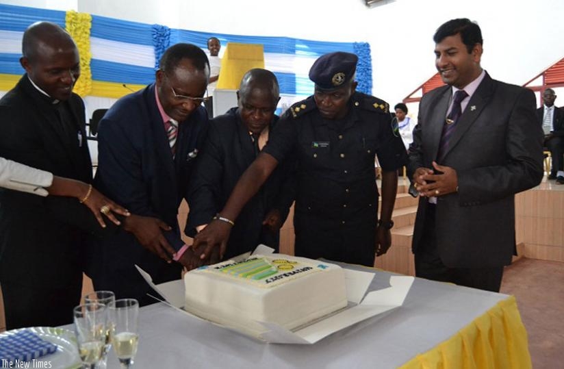 Officials cut a cake during the celebration of the institution's upgrade into a university status in Gicumbi at the weekend. (Jean d'Amour Mbonyinshuti(