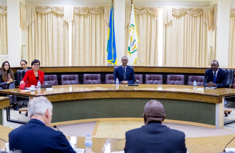 President Kagame hosts a roundtable of regional and national business leaders and US delegation led by US Secretary of Commerce Penny Pritzker at Village Urugwiro in Kigali yesterday. (Village Urugwiro)